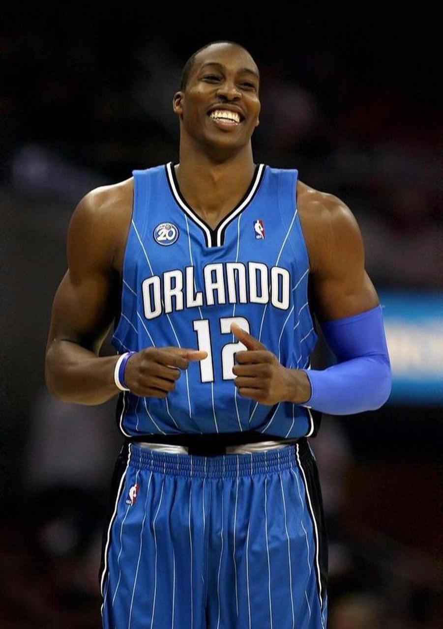 记者：米兰将与莱万经纪人会面讨论转会，伊布支持这一交易（媒体：米兰计划与莱万经纪人商谈转会，伊布表态支持）