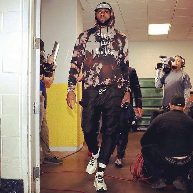 高诗岩突破送击地妙传，展现出色传球技巧（高诗岩突破送出击地妙传，彰显精湛传球技术）