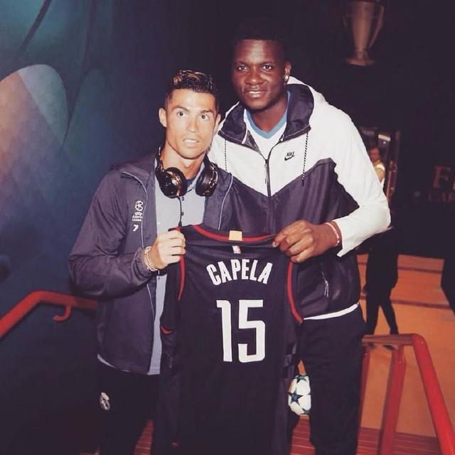 阿莱格里：我绝对没有冒犯裁判；莱奥具备成为中锋的特点（阿莱格里：绝无冒犯裁判之意，莱奥有当中锋的条件）