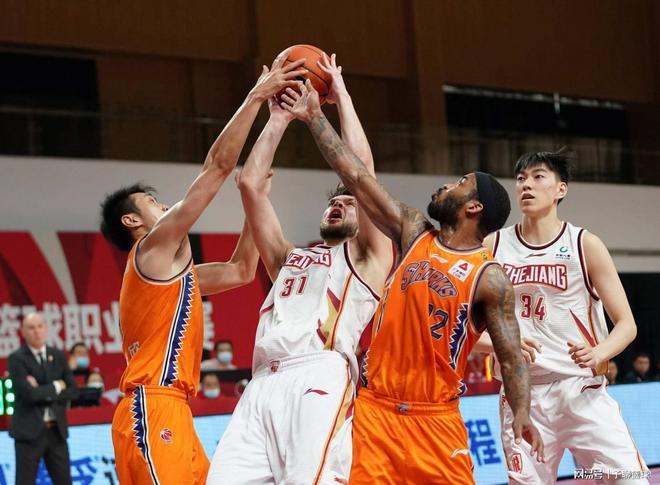 图片报：勒沃库森遭遇多次意外事件，到达曼市时已延误数小时（图片报：勒沃库森旅途波折不断，抵达曼市延误数小时）