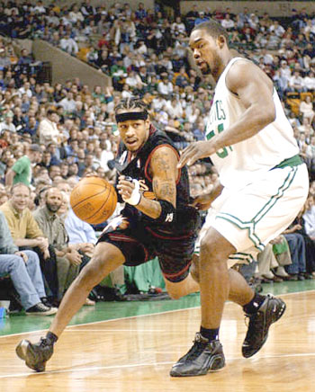 凯恩：希望卡尔不要被外界嘈杂的声音干扰；我很享受参与防守（凯恩：盼卡尔屏蔽外界噪音；参与防守让我乐在其中）