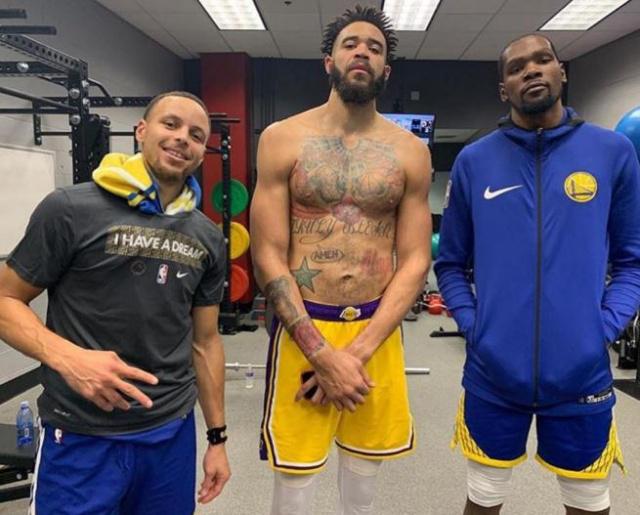 东契奇&詹姆斯半场合砍36分，无奈湖人丢70分落后12分（东契奇+詹姆斯半场36分仍难救主，湖人半场被轰70落后12分）