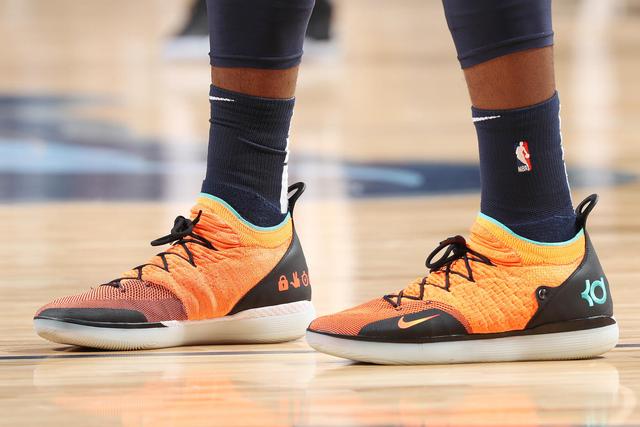 老队友再相见！克莱赛后与库里、追梦深情拥抱致意（旧日战友重聚！克莱赛后与库里、追梦深情相拥致意）