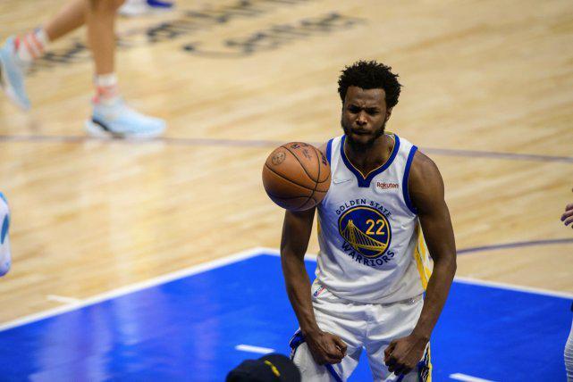 德国杯半场：斯特龙普夫乌龙+染红，斯图加特1-0十人波鸿（德国杯半场战报：斯特龙普夫乌龙+被罚下，十人波鸿0-1落后斯图加特）