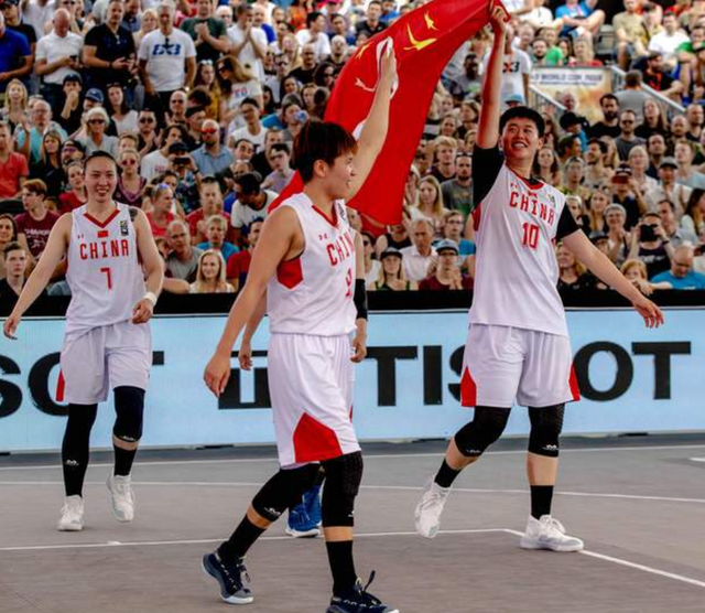 意媒：库普梅纳斯转型中卫表现亮眼，尤文中场补强成当务之急（意媒称库普梅纳斯改踢中卫表现抢眼，尤文中场补强迫在眉睫）