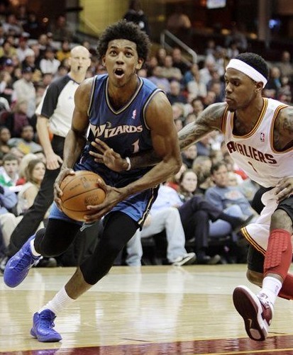 王哲林半场表现抢眼，高效得分与篮板同步提升（王哲林半场大放异彩，得分高效篮板齐飞）