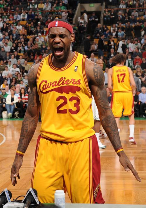 英超名宿齐批罗梅罗太疯狂：球队还有机会，这红牌完全没必要（英超名宿集体炮轰罗梅罗过于鲁莽：球队尚有转机，这张红牌毫无必要）