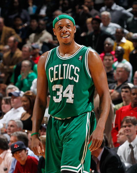 伊宁队问鼎2025年“喀什杯”李景亮现身现场和球员共跳新疆舞庆祝（2025年“喀什杯”伊宁队夺冠，李景亮到场与球员共跳新疆舞庆祝）