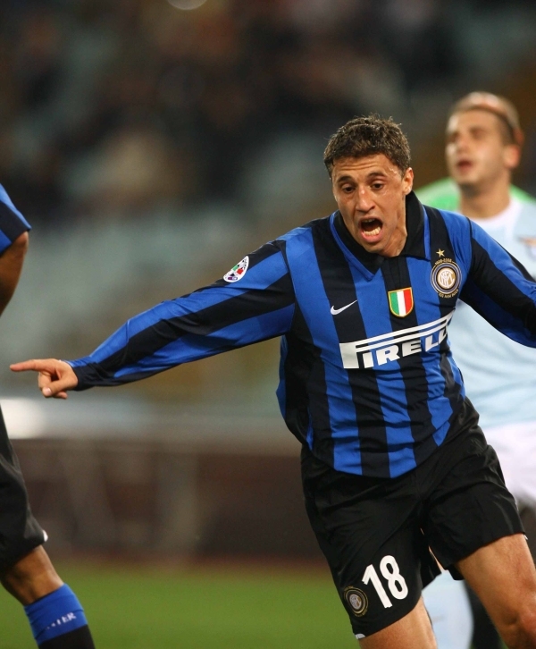 足球欧冠裁判组遭强烈质疑，争议球镜头热议不断（欧冠裁判组判罚遭质疑，争议镜头持续发酵）