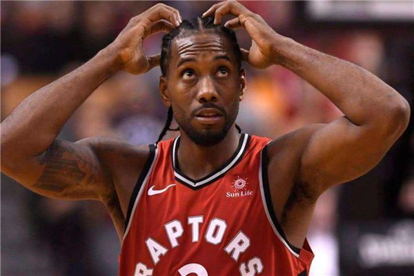 正随巴西在枪手基地训练，维尼修斯与多名阿森纳青训球员合影（维尼修斯随巴西队在阿森纳基地训练，并与多位枪手青训小将合影）