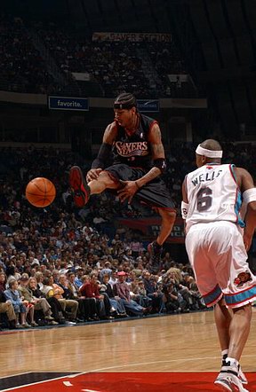 美媒：海兰德遭遇右膝挫伤，本场比赛将不会回归（美媒报道：海兰德右膝挫伤，本场确定不再出场）