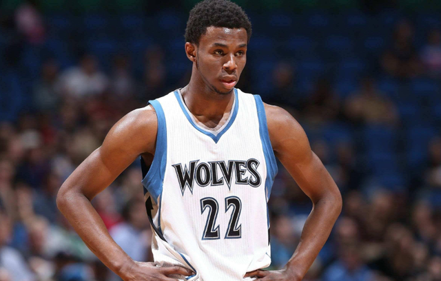 篮下两把大扫帚！文班亚马疯狂干扰 尼克斯内线连续3次进攻无果（文班亚马篮下统治力爆棚，尼克斯内线三次冲击均遭封锁）