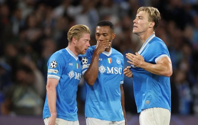 巴甲福塔莱萨门将在4名队友提醒下未注意身后对手，开球时遭抢断丢球（巴甲福塔莱萨门将忽略四队友提醒，开球被身后抢断致丢球）