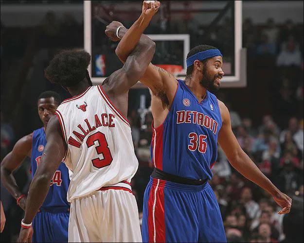 他是全场最耀眼的那个人（全场焦点尽在他一人）