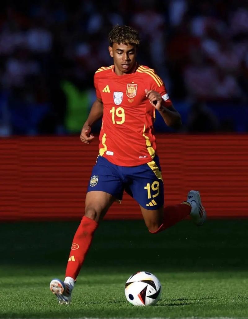 足协杯夺冠次数排名：山东8次居首，国安5次独居次席（足协杯夺冠次数榜：山东8冠领跑，国安5冠独占第二）