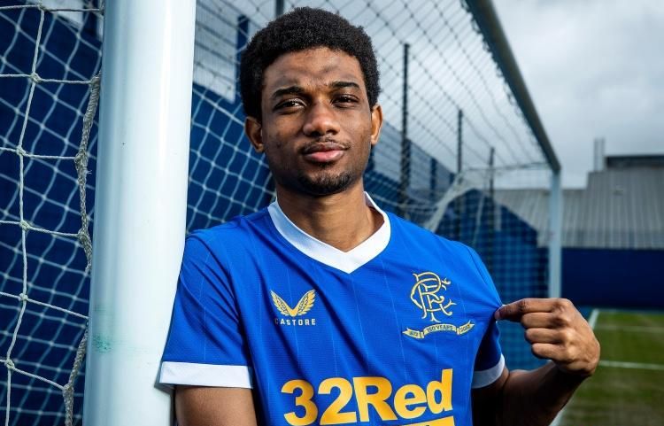 广东籍球员廖锦涛、吕焯毅参与英博队内的大连话挑战，前者胜（英博队内大连话挑战：广东籍球员廖锦涛战胜吕焯毅）