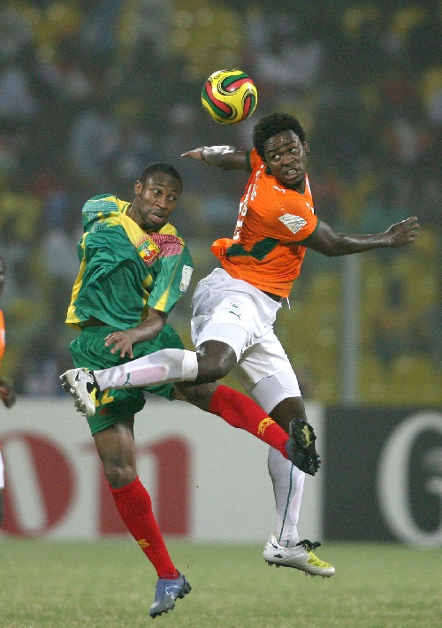 篮球赛场风云突变，三分球盛宴闪耀全场（篮球赛场风云变幻，三分狂潮席卷全场）