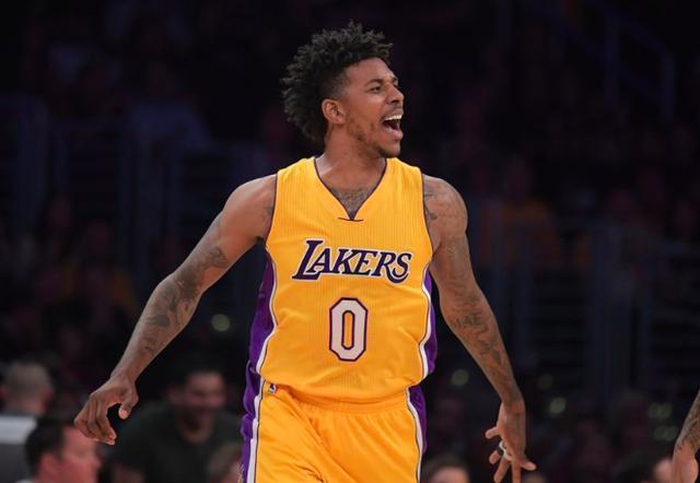 阿斯报：巴萨后卫埃里克·加西亚，未来三场仍将佩戴面罩出战（阿斯：埃里克·加西亚未来三战仍将佩戴面罩为巴萨出战）