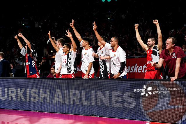 斯佩尔曼高效表现，22分钟内砍下17分5板（斯佩尔曼效率爆棚，22分钟斩获17分5篮板）