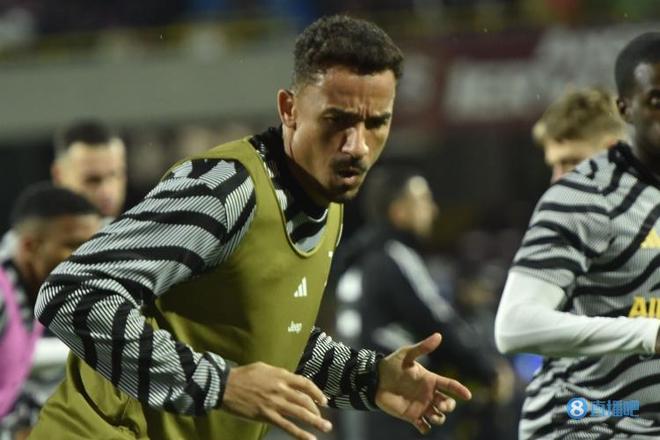 解锁体验卡，英乙比赛中裁判受伤，一球迷走下看台参与执法（英乙赛场上演现实版体验卡：主裁伤退，球迷下看台临时执法）