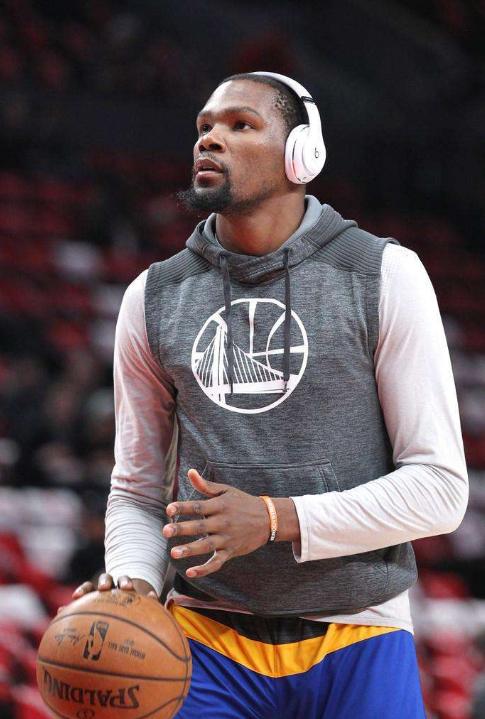 被球迷喷得退出国家队的吴曦，其实是郑智后最强后腰，场上也很拼（因球迷质疑一度退出国足的吴曦，其实是郑智之后最强后腰，场上拼劲十足）