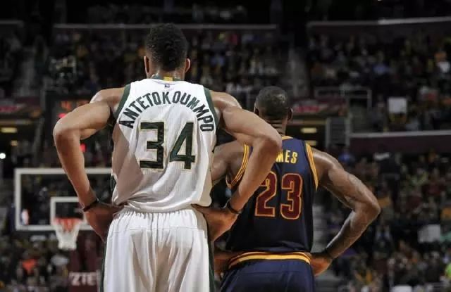 卡卢卢：斯帕莱蒂要求很高；我们可以随时切换三后卫或四后卫（卡卢卢：斯帕莱蒂要求严格，三四后卫切换自如）