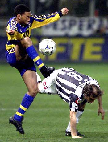 王洪亮：美国巴西身体强太多；若早跟她们踢热身赛或许会好些（王洪亮：美巴身体优势明显，若提前热身或许会更好）