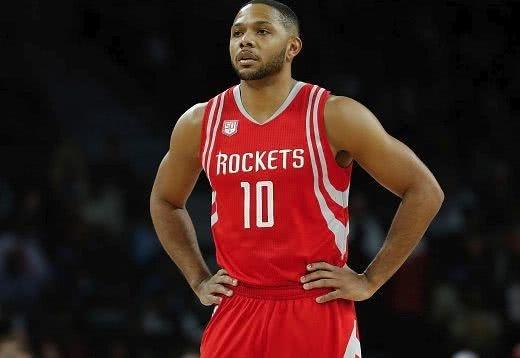 小伙高尔夫模拟器前打高尔夫，结果一杆打到消防喷淋头（男子在高尔夫模拟器前挥杆，一球误中消防喷头）