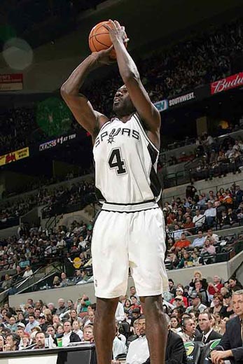 埃斯特旺经纪人：我们连续4年和巴萨谈转会，但对方财政困难（埃斯特旺经纪人：与巴萨谈转会已四年仍无果，因其财政拮据）