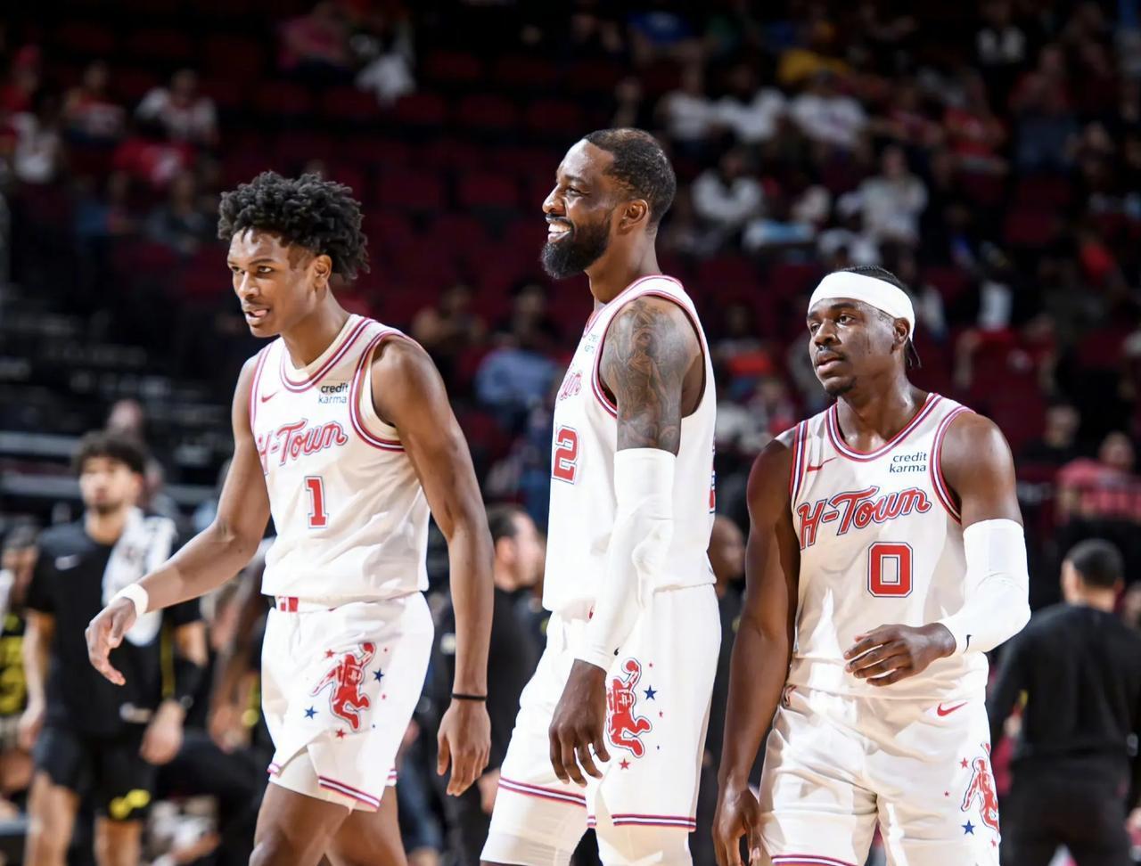 投降了~湖人落后太阳近30分 布朗尼替补登场（形势告急！湖人被太阳领先近30分，布朗尼替补登场）